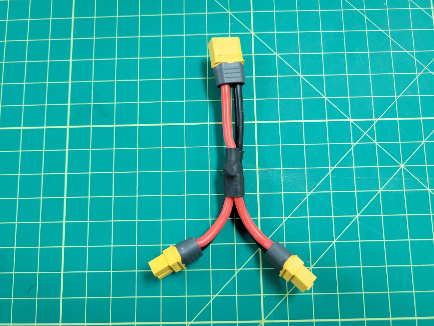 Y cable with 1 male and 2 female connectors