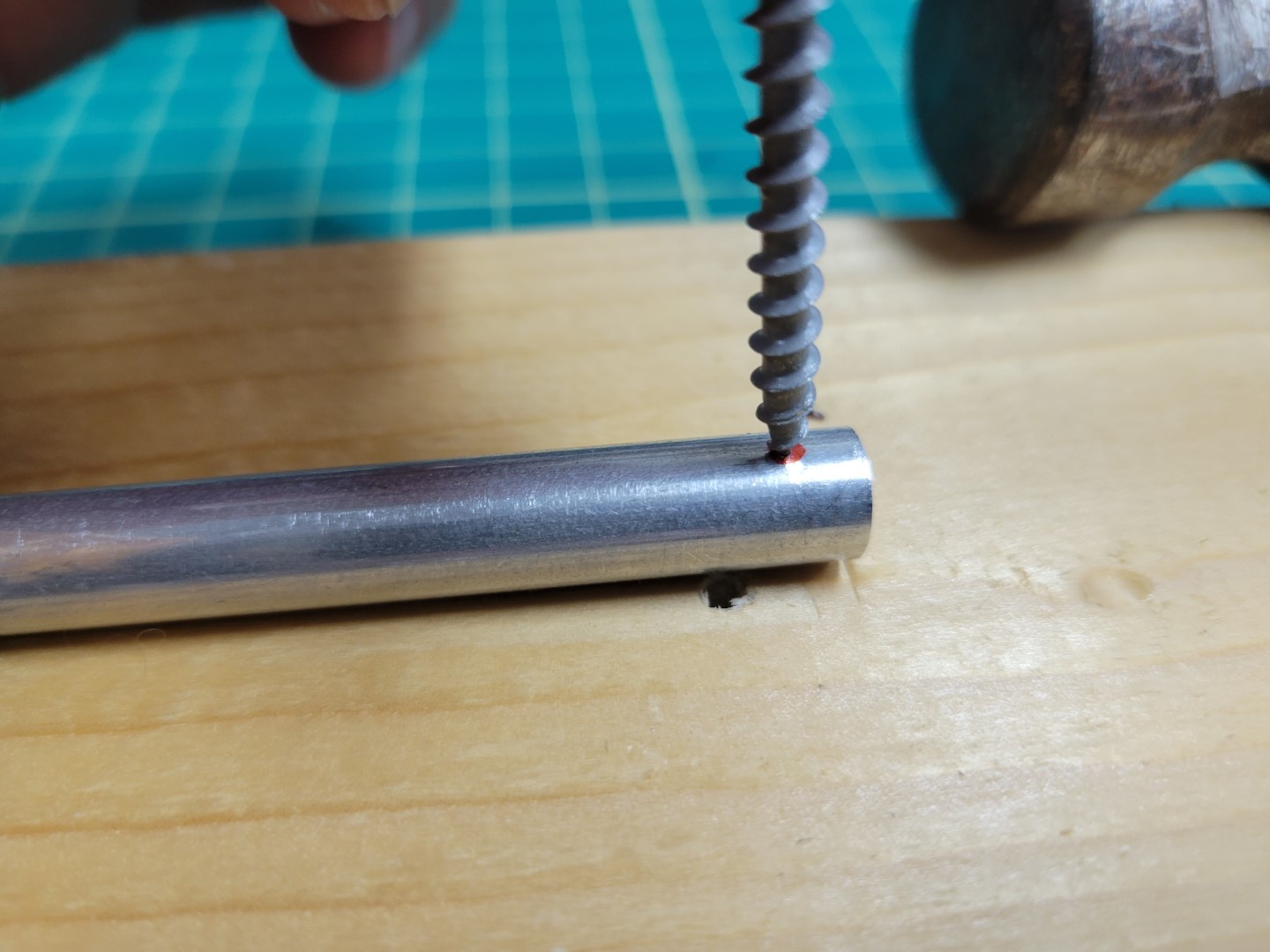 Tapping the screw into the rod