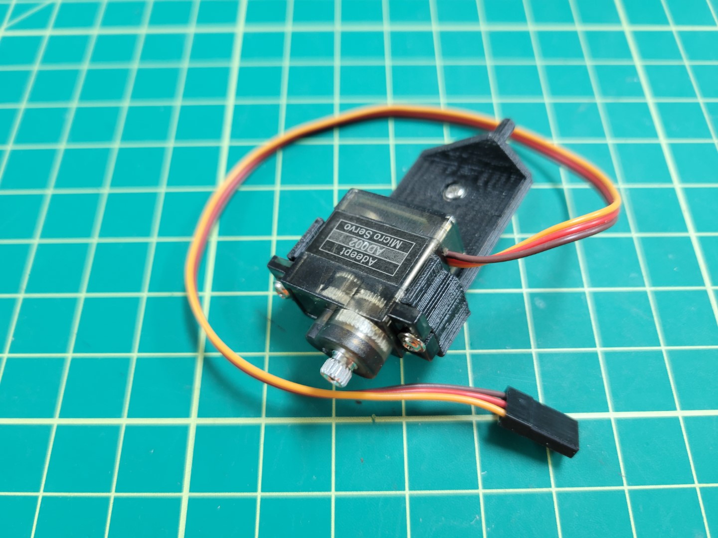 Tilt servo attached to gimbal pan part